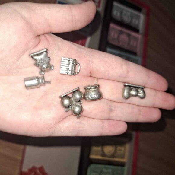 Monopoly Hello Kitty Collector Edition Board Game 2010 Hasbro/Sanrio Complete. - Picture 7 of 7